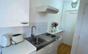 Great Location Studio Apartment With Smart Tv And Workspace